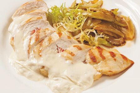 Куриная грудка фаршированная креветками в соусе блю чиз