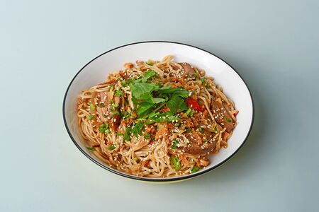 Вок-лапша с уткой в устричном соусе