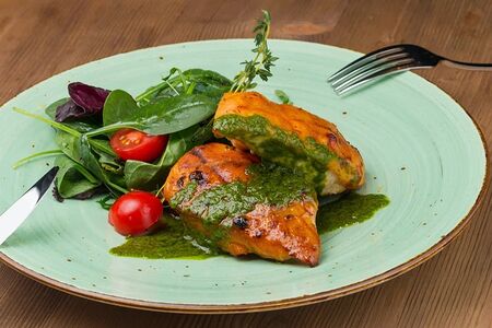 Куриная грудка гриль с зеленым салатом и мятным песто