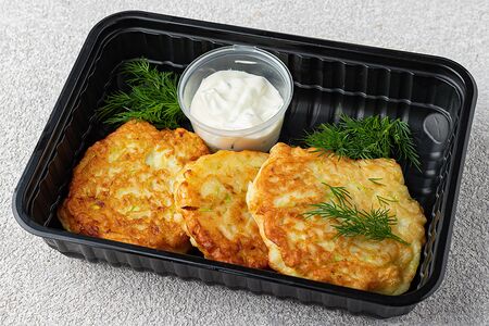 Кабачковые оладьи с творогом и белым соусом