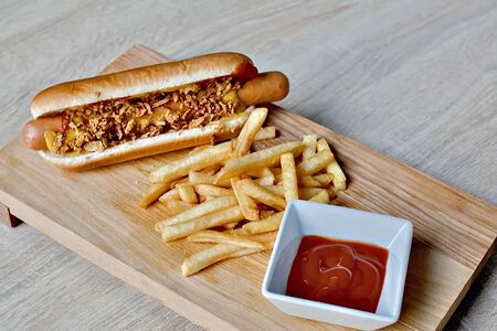 Хот-Дог датский с колбаской из курицы халяль с фри