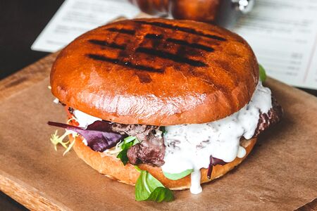 Бургер с говядиной, жаренной на вертеле