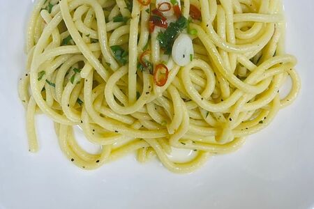 Спагетти с чесноком, маслом и острым перцем