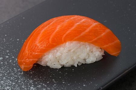 Суши с лососем