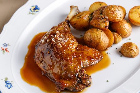 Утиная ножка конфи с молодым картофелем