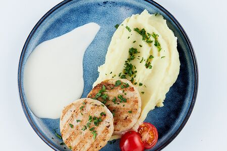 Куриная котлета От бабушки с картофельным пюре и сырным соусом