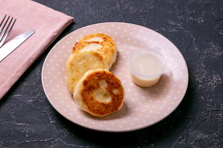 Творожные сырники со сметаной