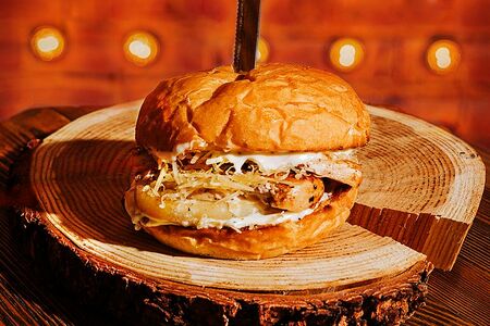 Бургер с куриным филе и копчёным ананасом