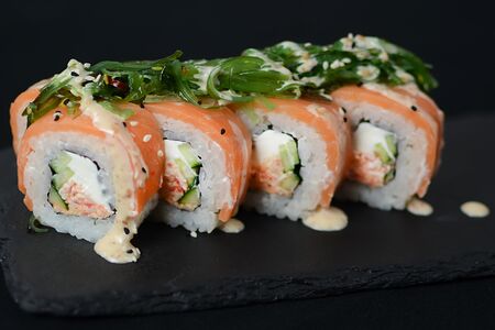 Ролл с лососем и водорослями чука