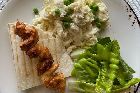 Скрэмбл с куриным шашлычком