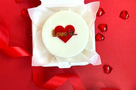 Бенто-торт Love is с топпером