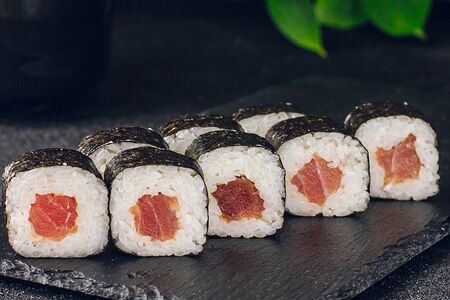 Ролл с тунцом