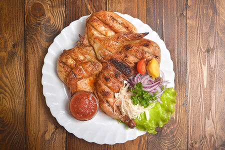 Молодой цыпленок, жаренный на углях