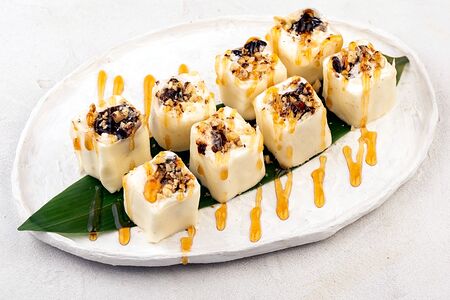 Десертный ролл Грецкий орешек с черносливом