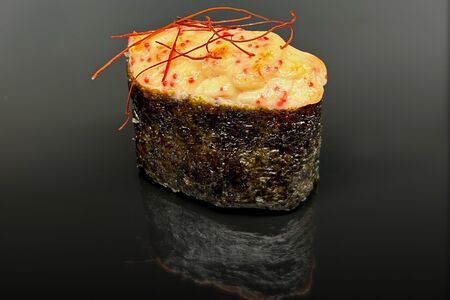 Гункан с лососем