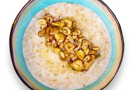 Каша овсяная на молоке с орехами и трюфельным мёдом