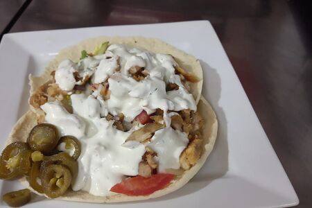 Шаверма в пите острая с халапеньо