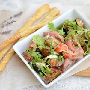 Салат с теплыми баклажанами и томатами