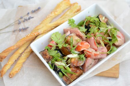 Салат с теплыми баклажанами и томатами