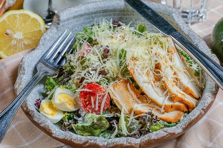 Салат Цезарь с курицей