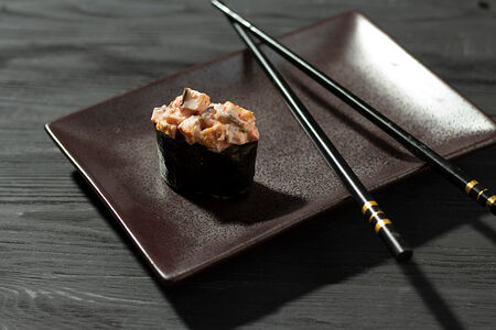 Гункан с угрем спайси