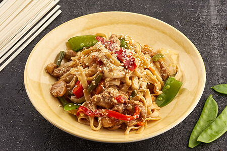 Лапша удон с курицей и овощами