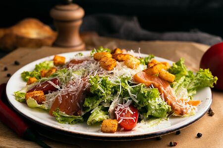 Салат Цезарь с лососем