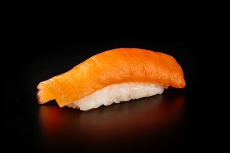 Суши с копченым лососем