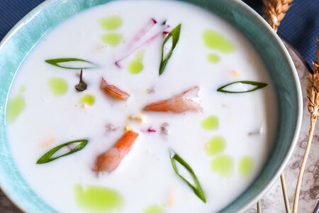 Окрошка на йогурте с креветками