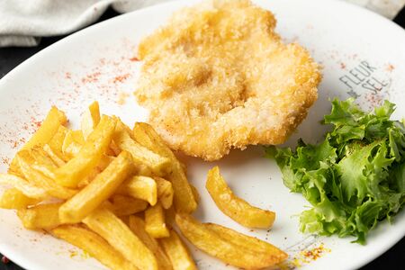 Куриная грудка в панировке с картофелем фри