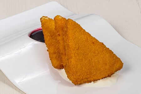 Сулугуни жареный с клюквенным соусом