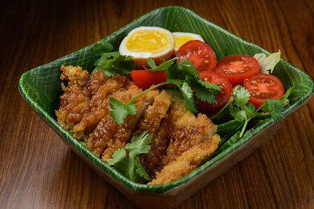 Салат с хрустящим цыпленком и маринованным яйцом