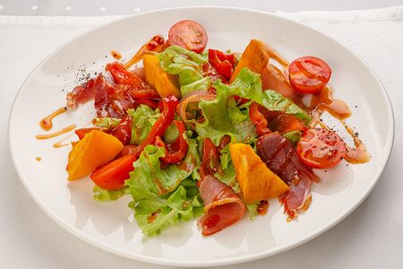 Салат с вяленой говядиной и печеной тыквой