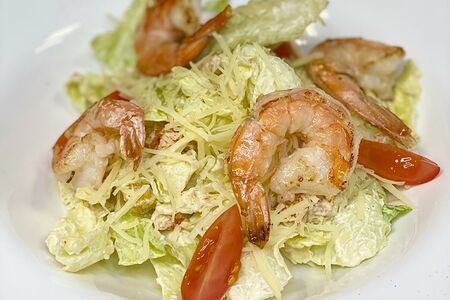 Салат Цезарь с креветками