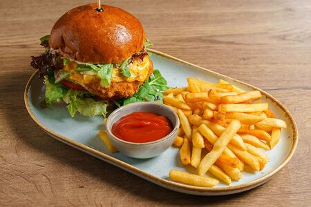 Бургер с куриным филе, сливочно-тайским соусом и картофелем фри