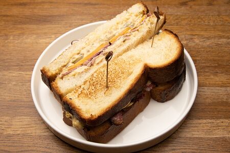 Сэндвич с пастрами из говядины, чеддер, айоли L