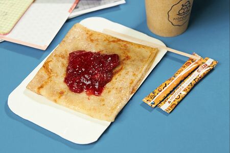 Блин с вишневым вареньем