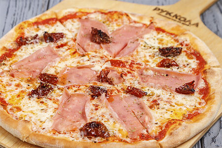 Пицца Прошутто с вялеными томатами