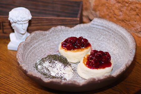 Сырники с вишневым соусом