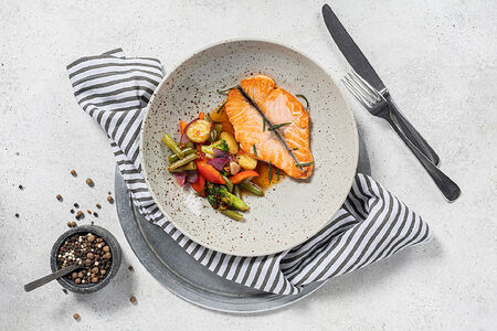 Стейк из лосося с овощами