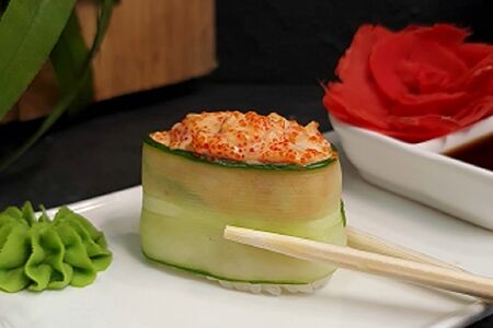 Гункан с лососем в слайсе из огурца