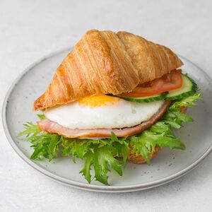 Сэндвич - круассан с окороком