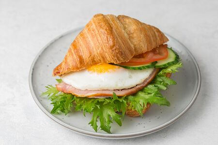 Сэндвич-круассан с окороком