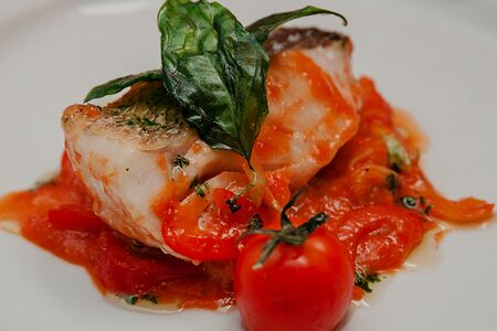 Судак с овощами