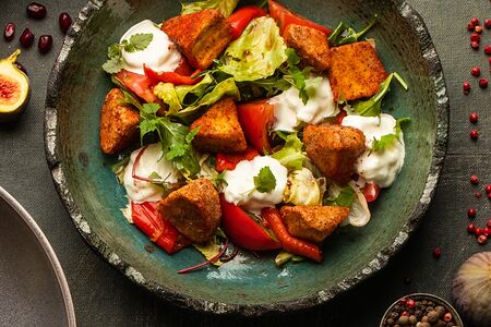 С пряными баклажанами, печеным перцем и страчателлой