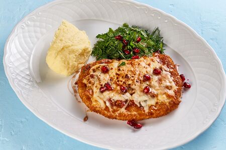 Шницель из цыпленка с моцареллой и картофельным пюре