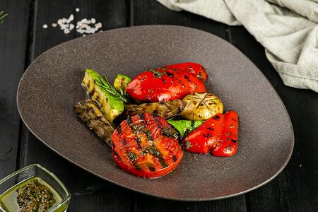 Овощи гриль с песто