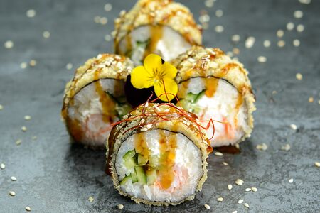Жареный ролл с креветкой