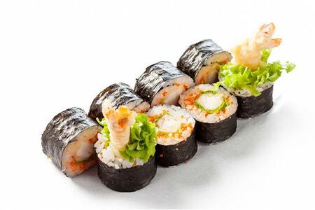 Ролл с жареной креветкой и икрой летучей рыбы