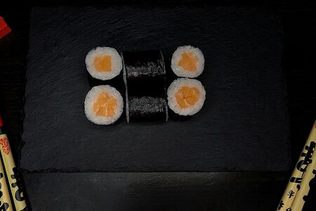 Классический ролл с лососем